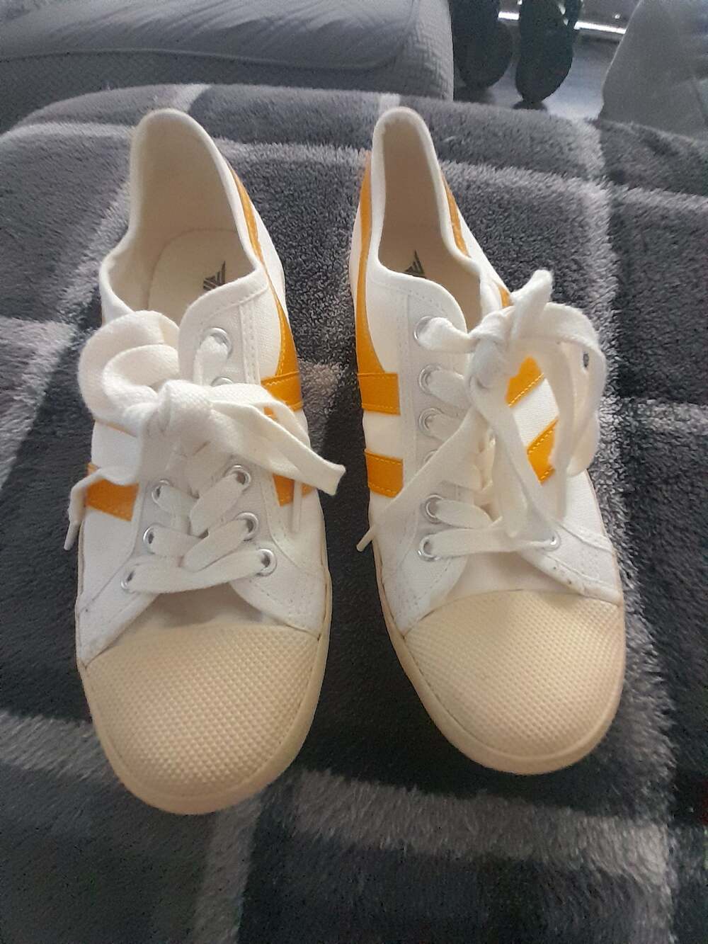 Gola Stratus Off White and Sun Yellow Lace-Up Sneakers size 7